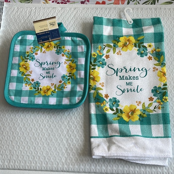 Other - NWT SET OF POT HOLDER AND KITCHEN TOWEL